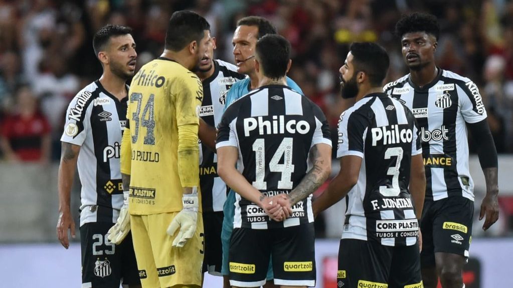 Com polêmicas de arbitragem, Flamengo vence o Santos no último