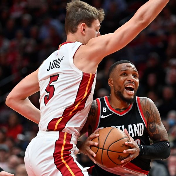 Lillard strains calf, exits early for Trail Blazers