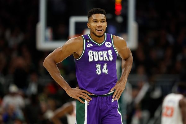 Giannis powers Bucks to last undefeated record