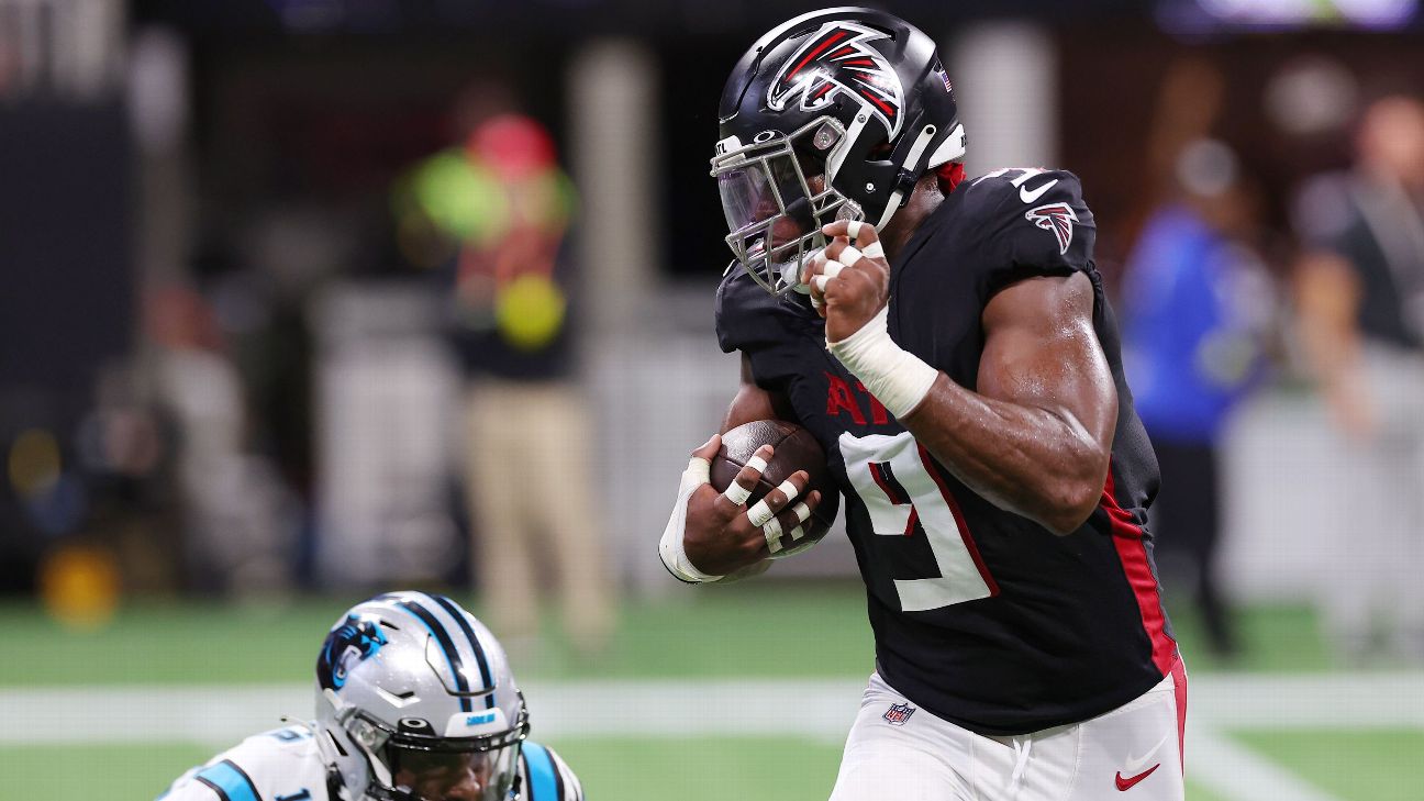 Scoop and score! Lorenzo Carter is mic'd up against the Los