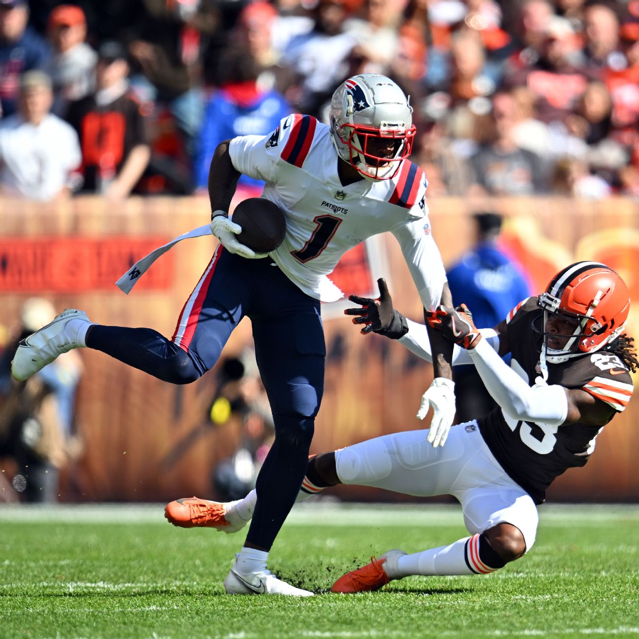 Patriots WR DeVante Parker leaves Jets game with knee injury 