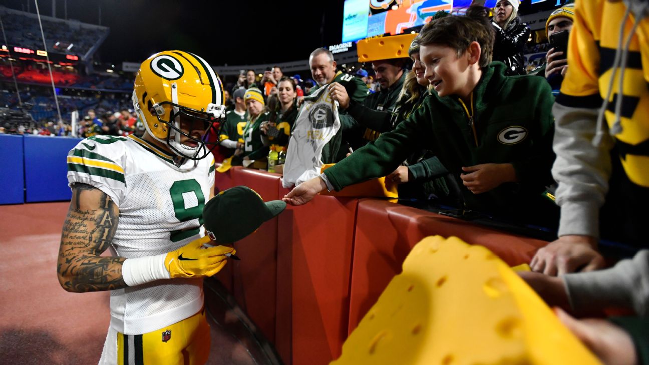 Packers' Quay Walker ejected after shoving Bills coach on sideline