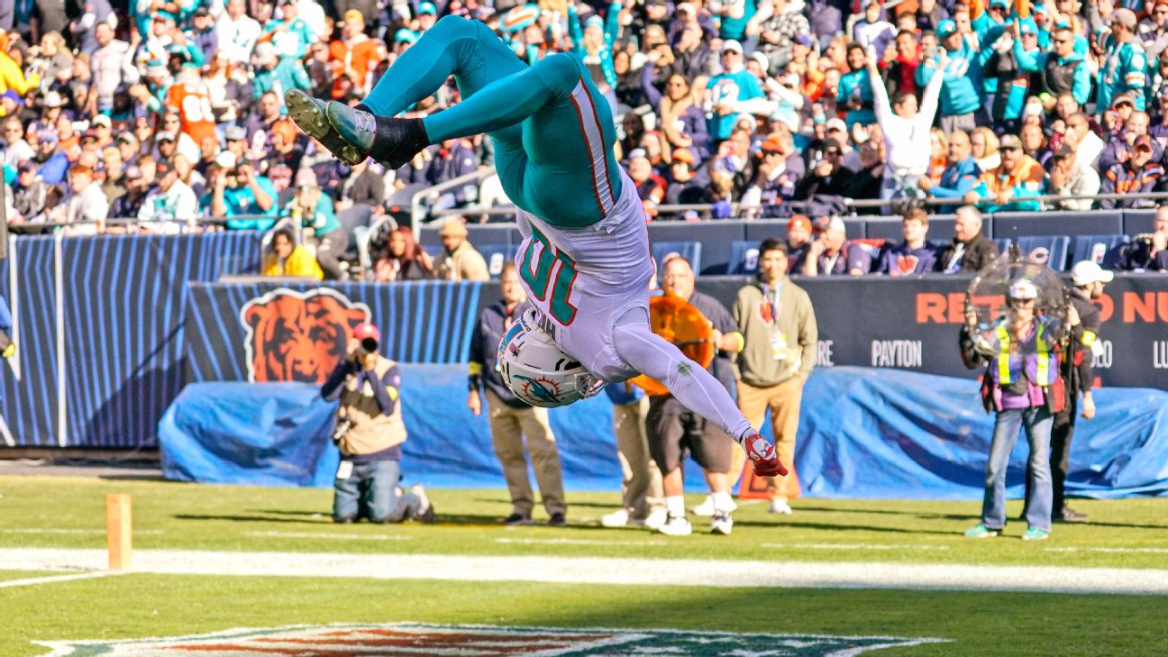 Miami Dolphins Receiver Tyreek Hill Dunks in Puma Sneakers - Sports  Illustrated FanNation Kicks News, Analysis and More