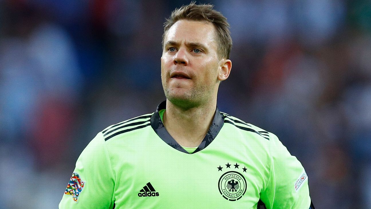 Bayern's Neuer breaks leg skiing, out for season