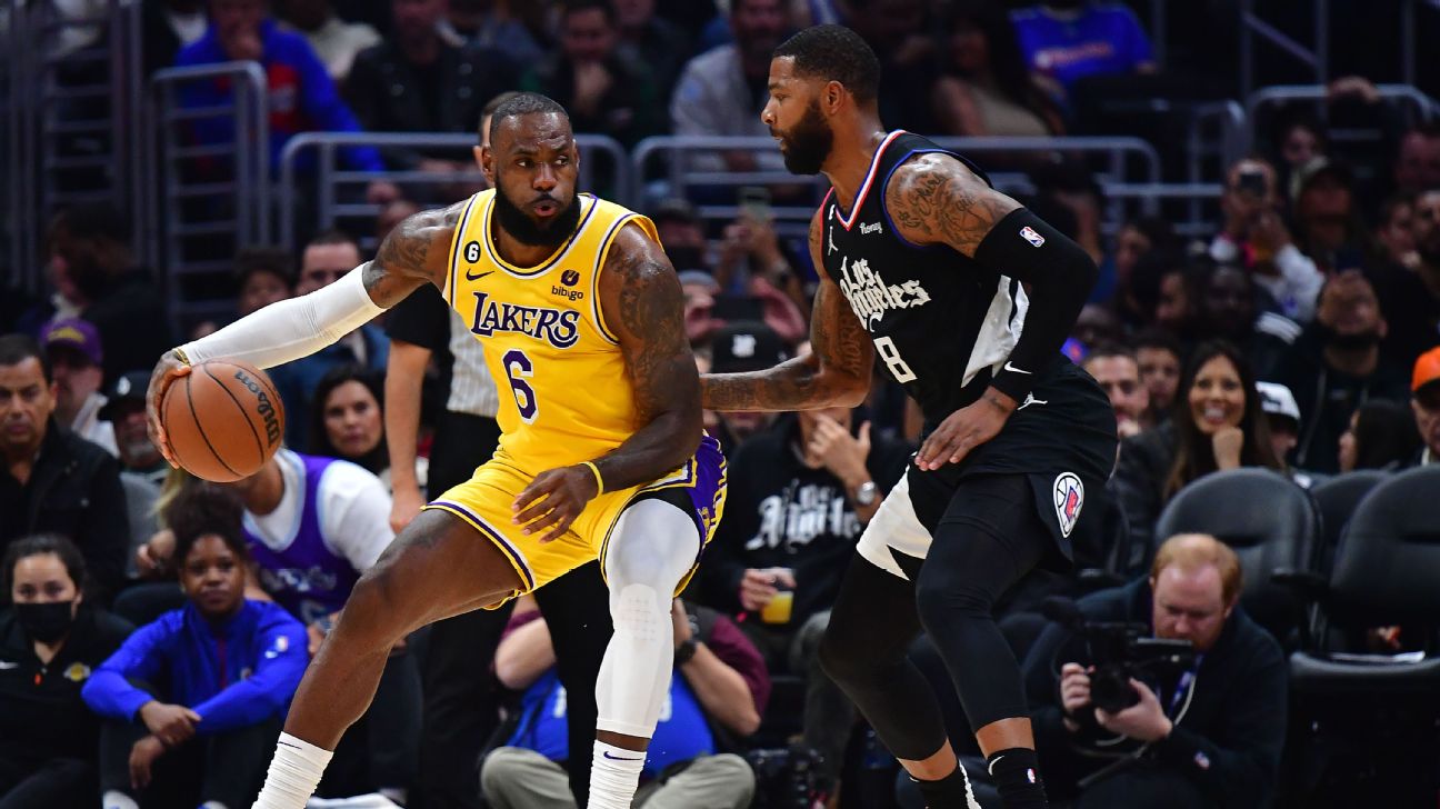 Lakers' LeBron James exits loss to Clippers with leg soreness