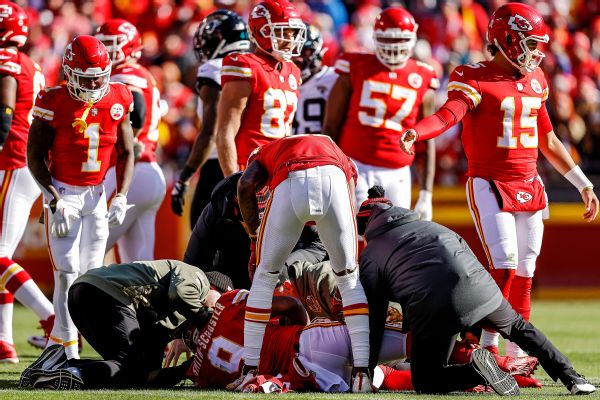 Chiefs' Smith-Schuster into protocol after big hit
