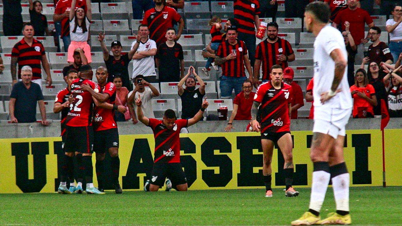 Athletico-PR atropela Botafogo, garante vaga na fase de grupos da  Libertadores e faz Alvinegro 'morrer na praia'
