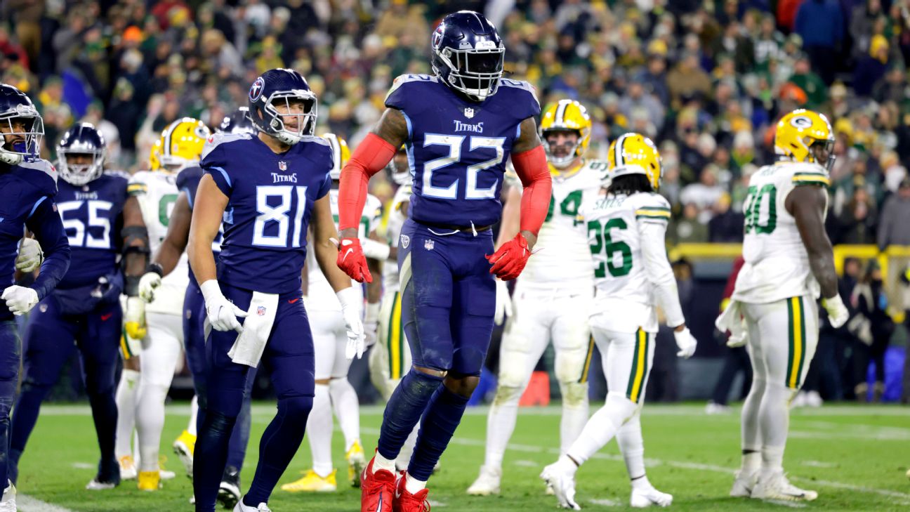 Derrick Henry throws, runs Titans past Packers