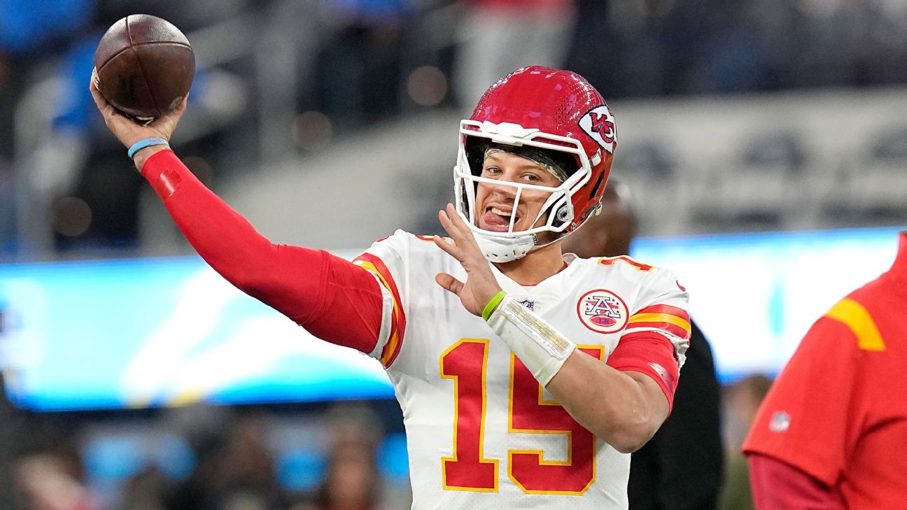 Takeaways: Mahomes brings Chiefs back, Cowboys make statement, Eagles survive scare