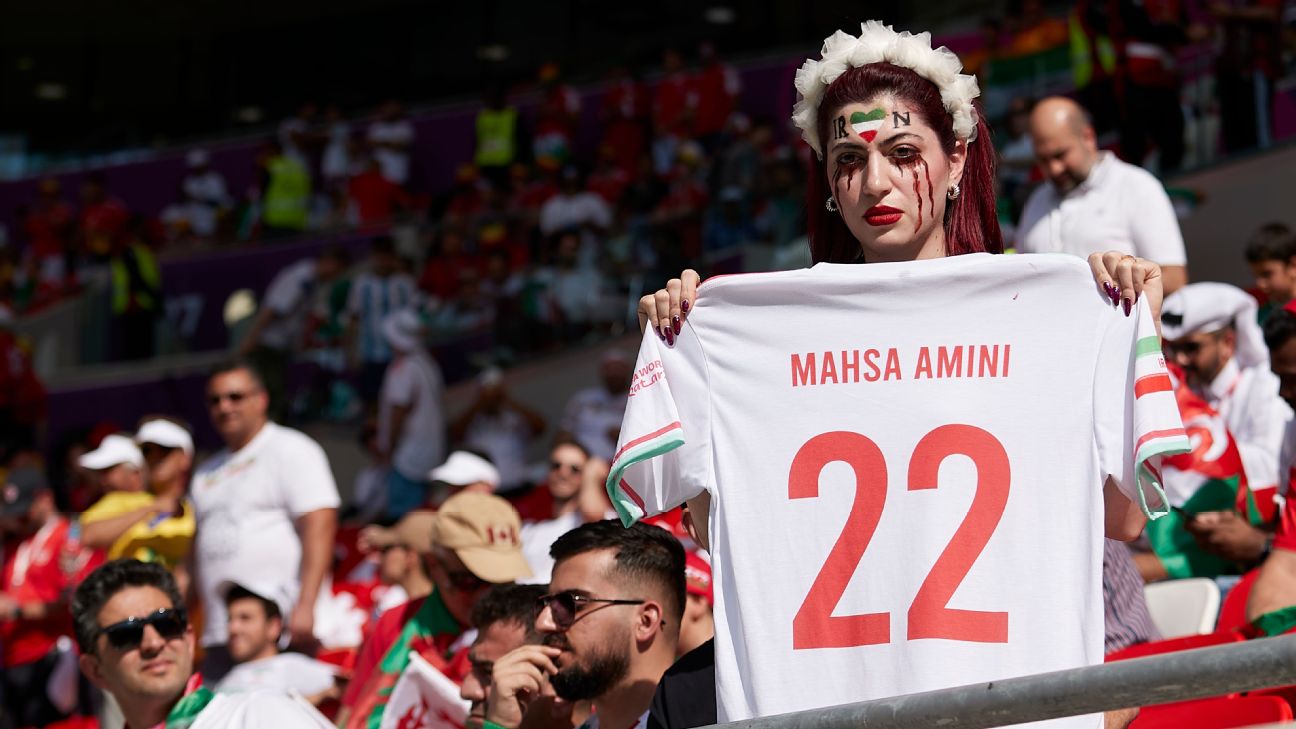 Pendukung Iran menghadapi pengunjuk rasa sebelum pertandingan WC vs Wales