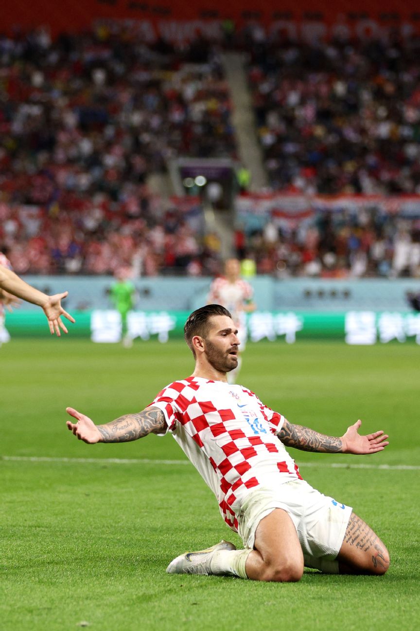 Croatia downs Canada 4-1 at World Cup on Kramaric's 2 goals