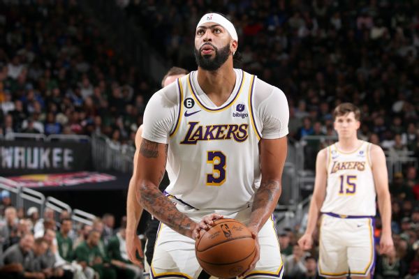 Davis leaves Lakers' loss with flu-like symptoms