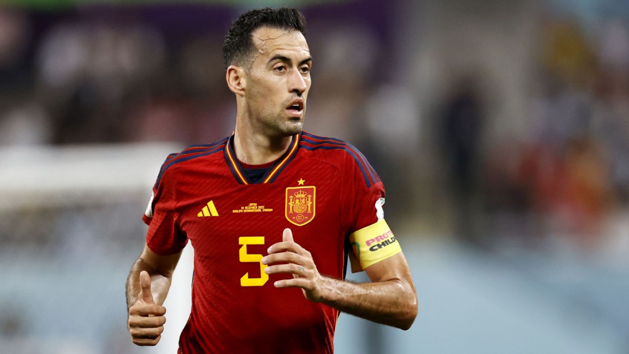 Sergio Busquets dari Spanyol pensiun dari sepak bola internasional setelah Piala Dunia