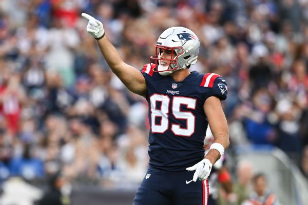 Source: Patriots, TE Henry agree to 3-year deal