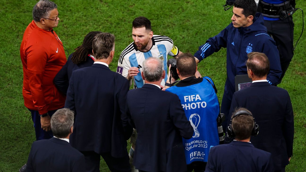 Messi 'treta' com jogador da Holanda: 'O que está olhando, bobo?