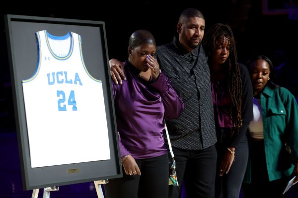 UCLA menghormati mendiang Jalen Hill, menjalankan permainan ’24 Out’ untuk membuka permainan