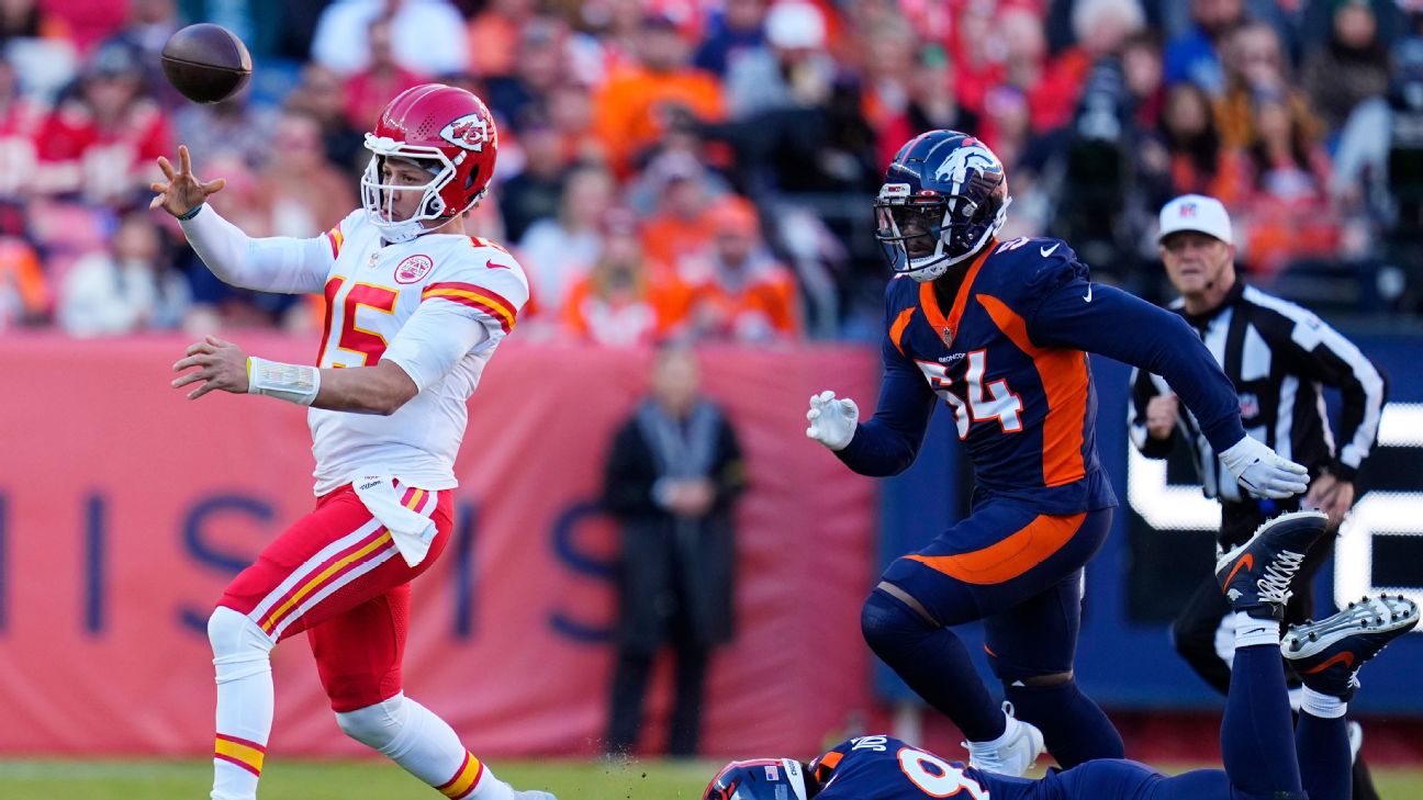 Patrick Mahomes Maneuvers the Pocket on Magical 26-Yard Scramble into FG  Range