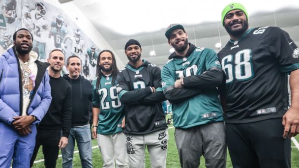 Eagles, Sixers host holiday event for Philadelphia kids