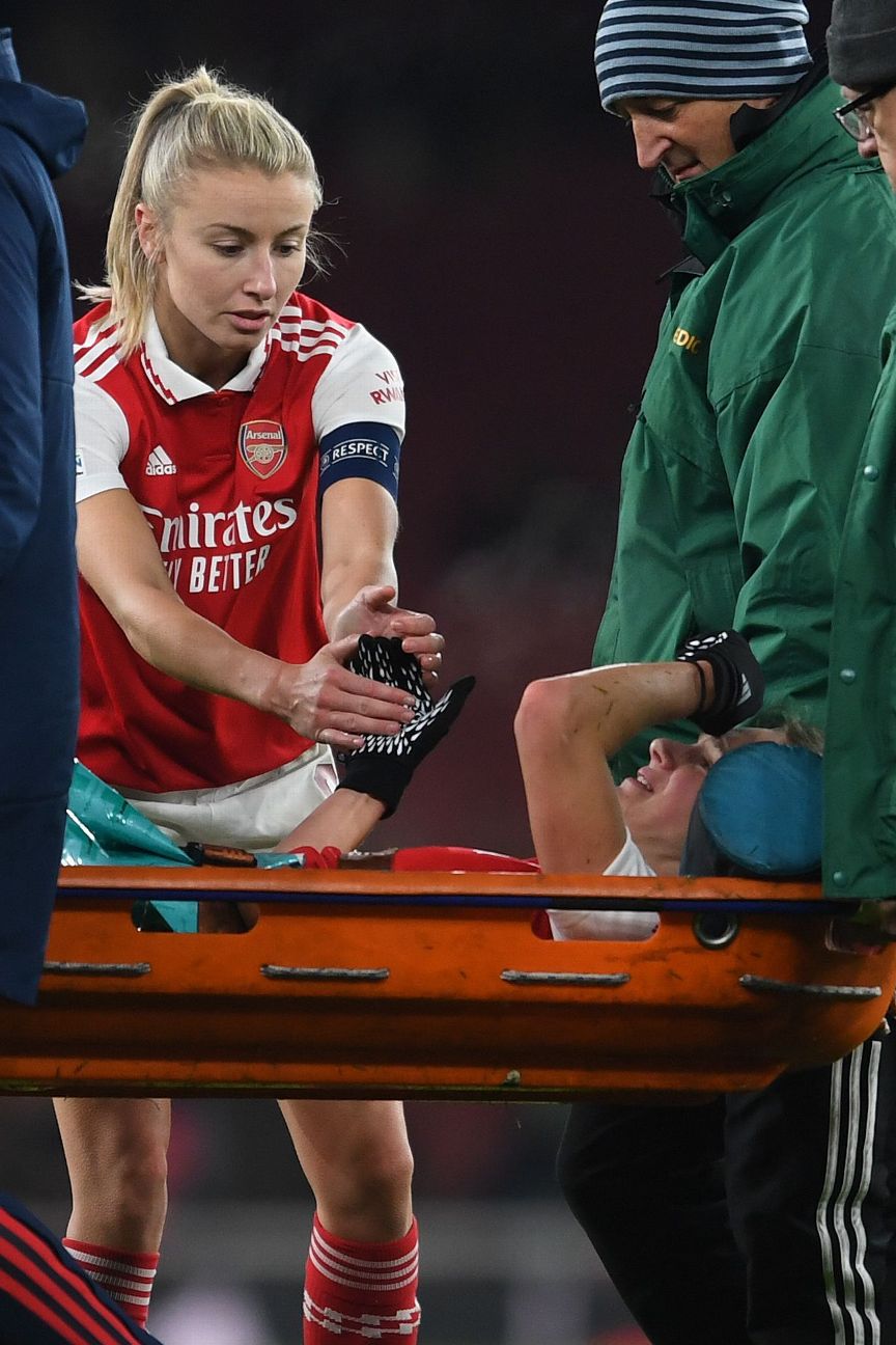 Vivianne Miedema stretchered off in tears during Arsenal game as