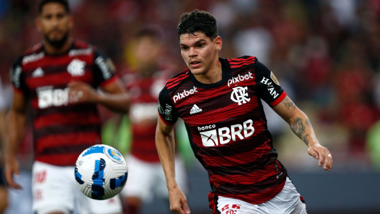 Flamengo anuncia a contratação de Ayrton Lucas