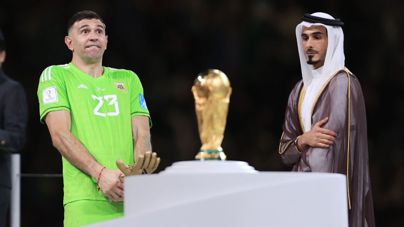 Argentine goalie Martinez gets a hero's welcome in his home town