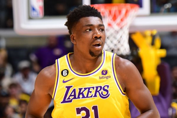 Sources: Lakers trading center Bryant to Nuggets