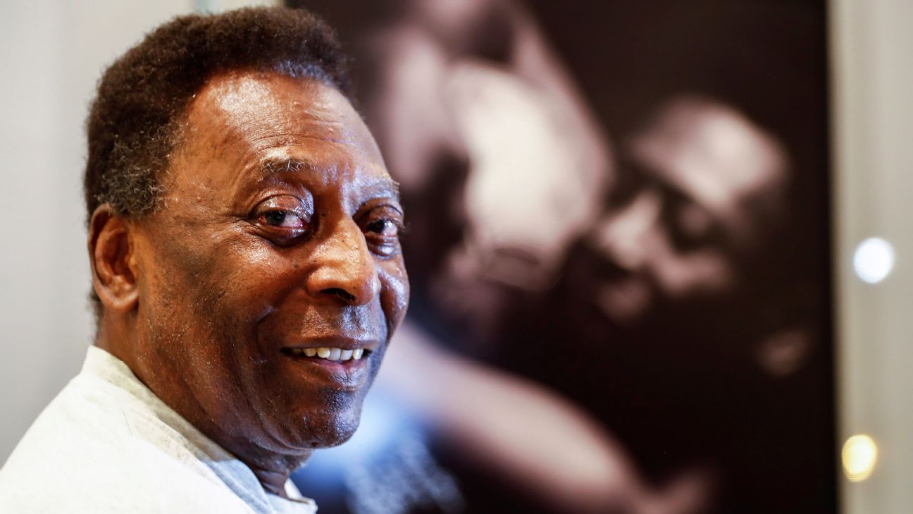 Pele given permanent throne at Mexican stadium