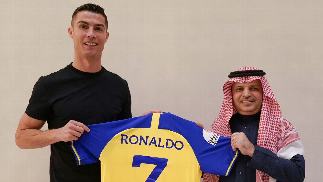 Cristiano Ronaldo menandatangani kontrak dengan klub Saudi Al-Nassr