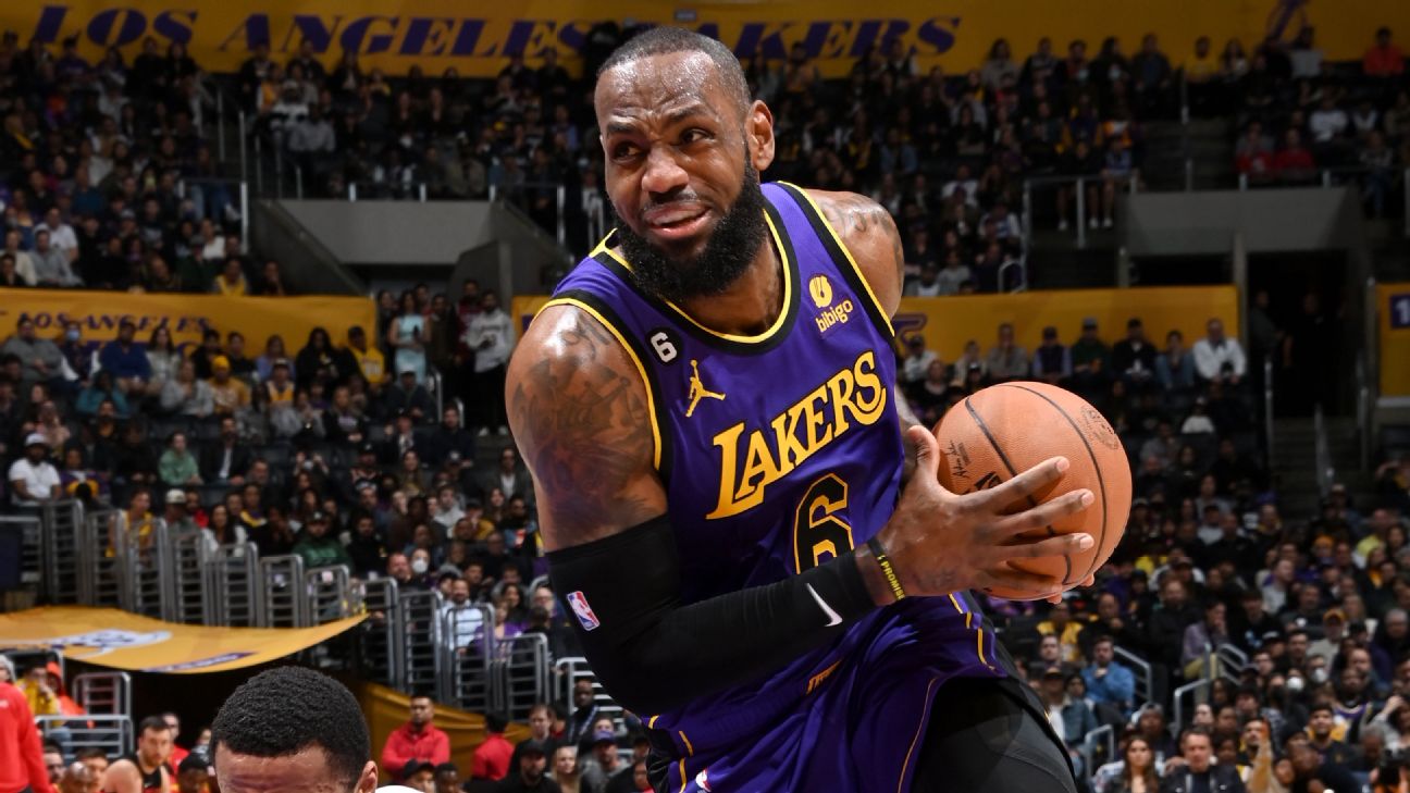 Lakers' LeBron James out with knee injury