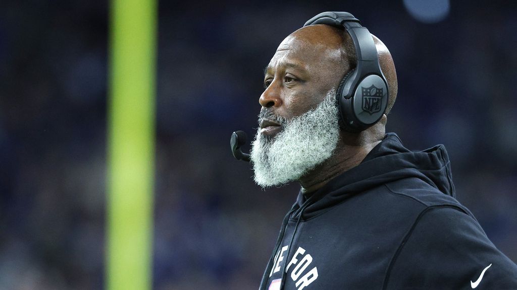 November 3, 2022: Houston Texans head coach Lovie Smith talks with