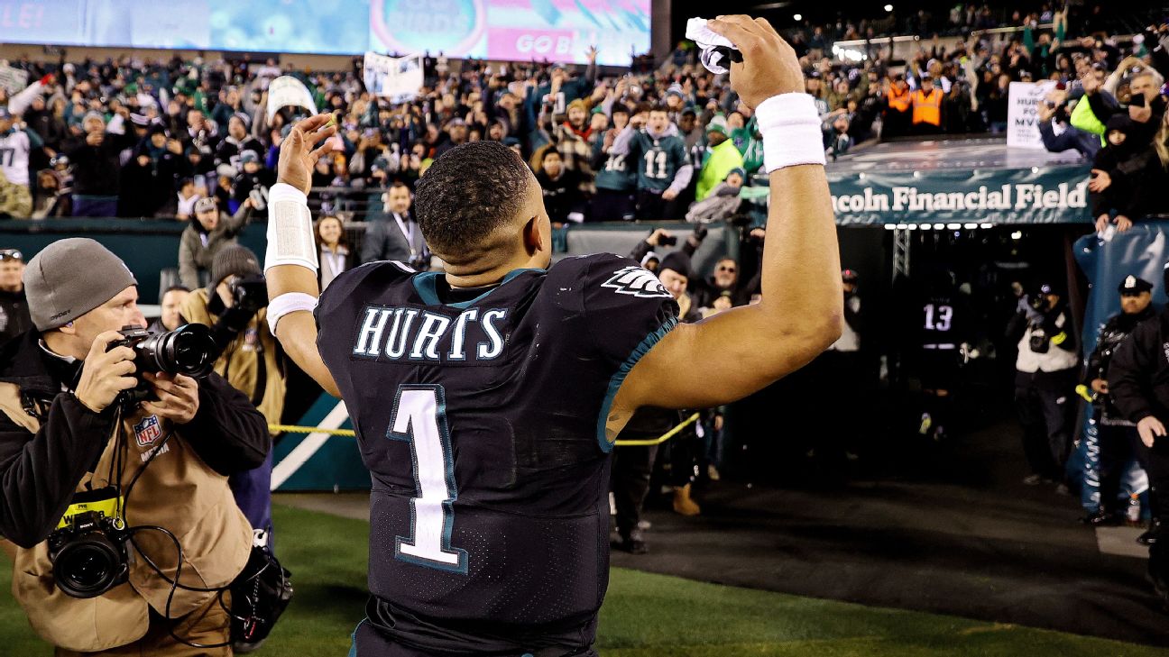 Jalen Hurts pushes through injury to deliver Eagles top seed in NFC - ESPN