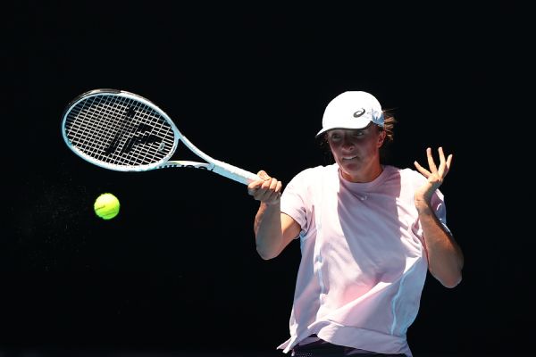 Swiatek stays perfect vs. Gauff, into Dubai final