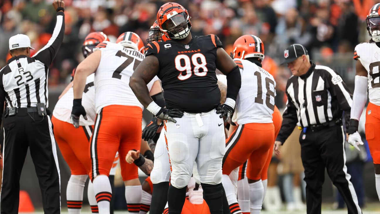 Cincinnati Bengals defensive tackle DJ Reader, left, plays during an NFL  football game against the Baltimore Ravens, Sunday, Jan. 8, 2023, in  Cincinnati. (AP Photo/Jeff Dean Stock Photo - Alamy