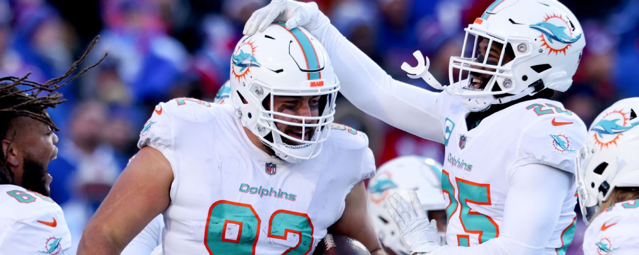 Miami Dolphins defensive tackle Zach Sieler (92) and Cleveland