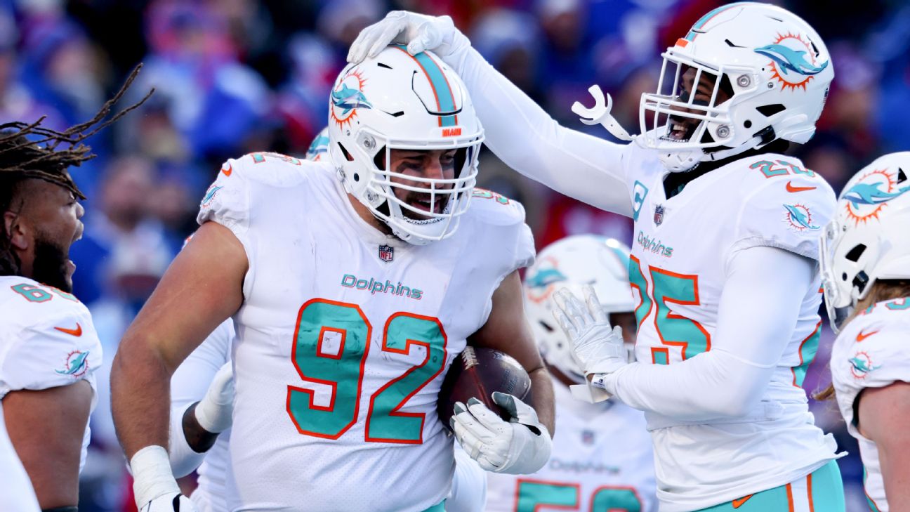 Miami Dolphins defensive tackle Zach Sieler (92), center