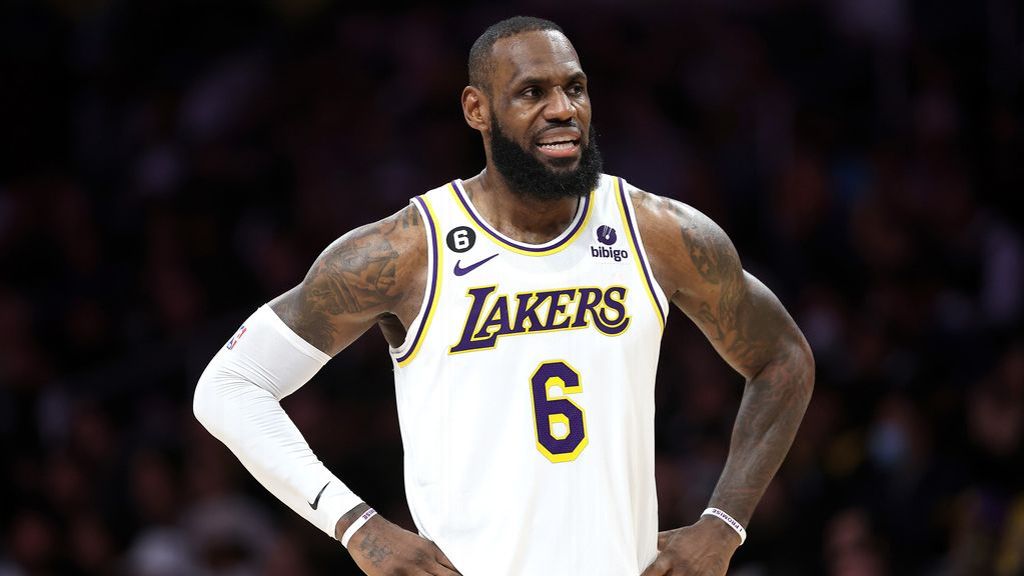 Lakers' LeBron James returns to MSG on brink of history