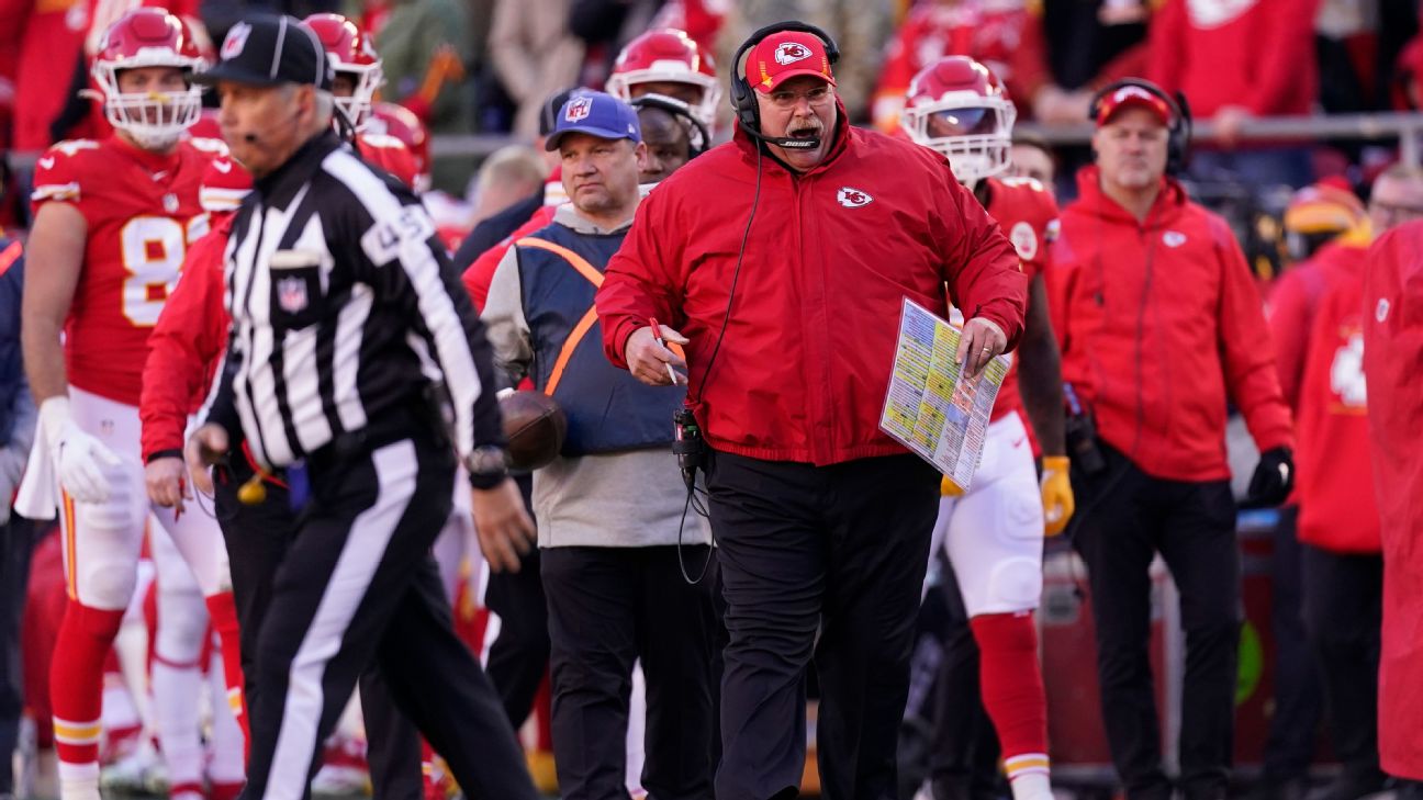 El entrenador en jefe de los Kansas City Chiefs ANDY REID mira el