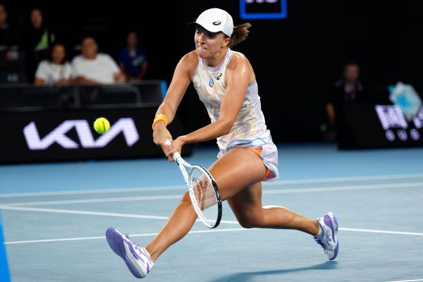 Swiatek eases into third round at Aussie Open