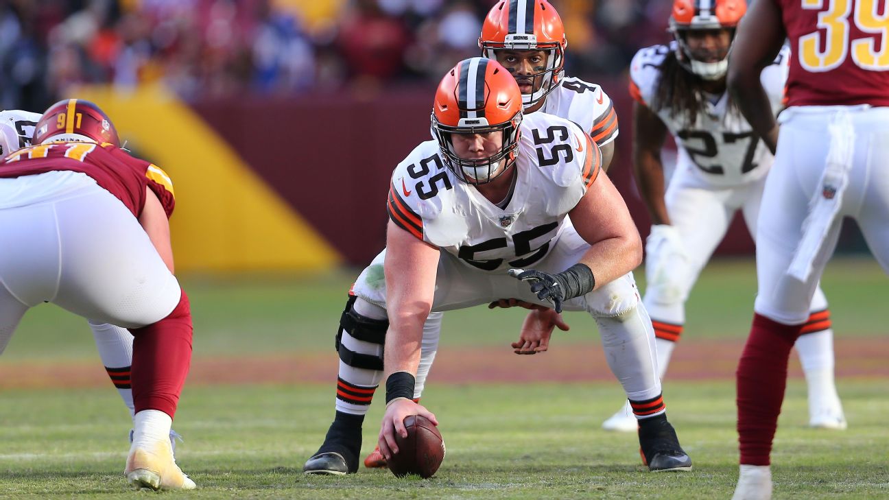 Cleveland Browns center Ethan Pocic (55) lines up for a play