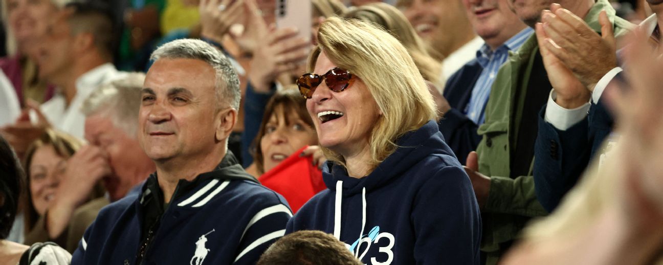 Djokovic's father poses with pro-Russia fans