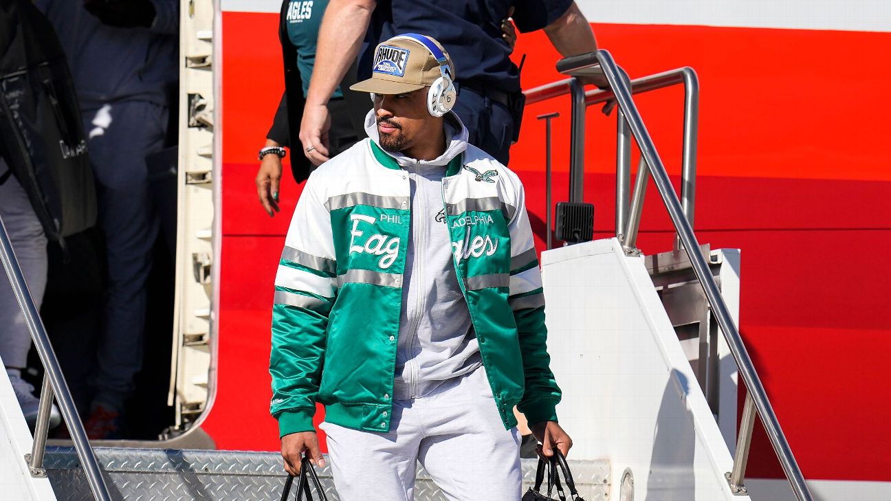 ARRIVAL PHOTOS: Cardinals Arrive For The Eagles Game