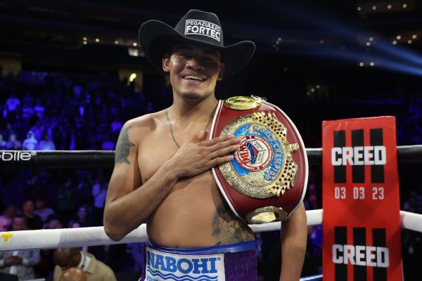 Jr. lightweight champ Navarrete has hand surgery
