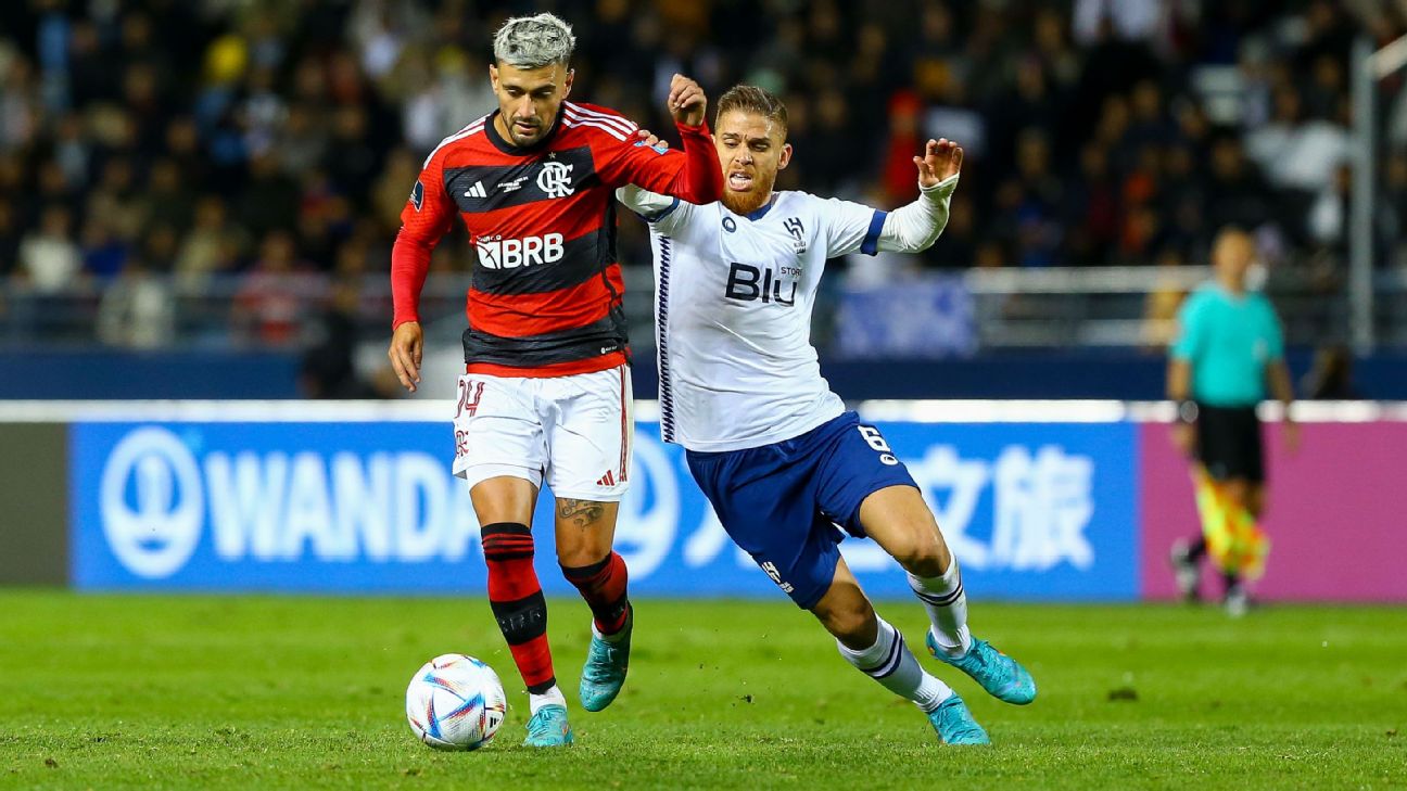 Carlos Alberto zoa Arrascaeta e Gabigol depois da eliminação do