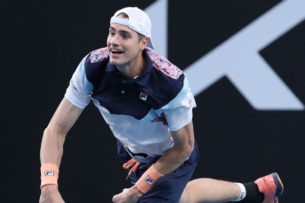Isner sweeps tiebreakers in straight-sets win