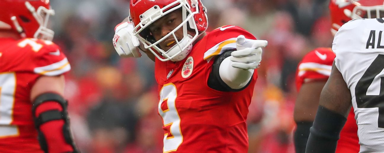 Kansas City Chiefs defensive end Carlos Dunlap (8) rushes on