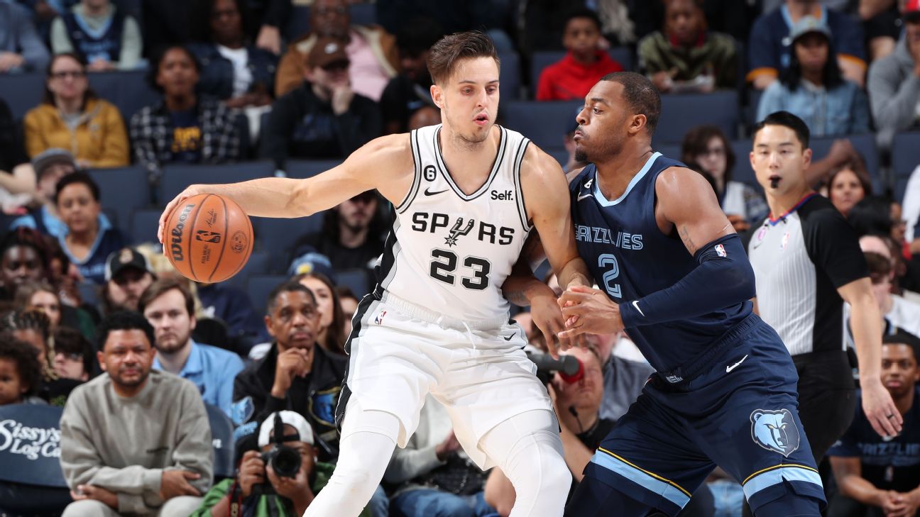 Spurs' Collins has torn labrum, to have surgery