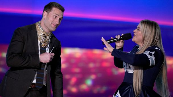 Kirk Cousins ​​dan Kelly Clarkson menyanyikan ode untuk Brady di NFL Honors