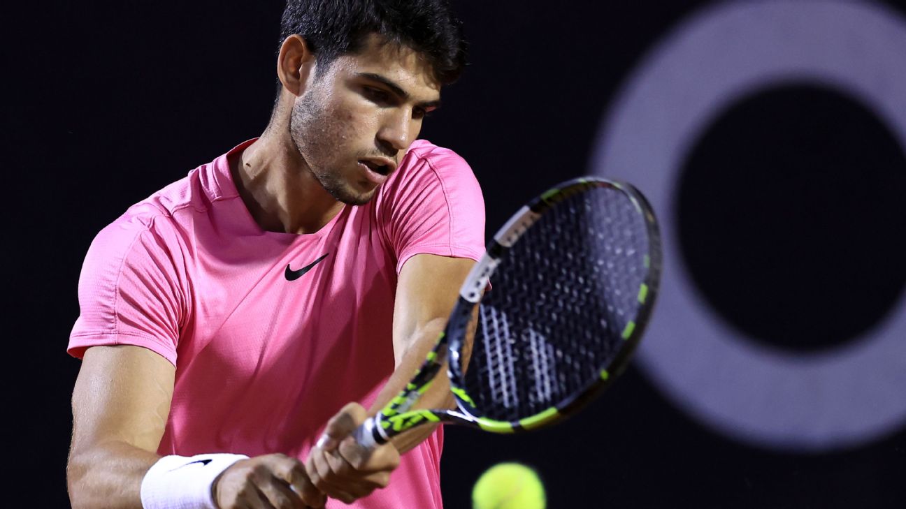 Top seed Carlos Alcaraz out of Acapulco with hamstring strain