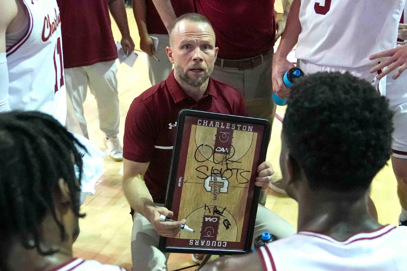 Charleston menandatangani kontrak dengan pelatih Pat Kelsey untuk perpanjangan 5 tahun