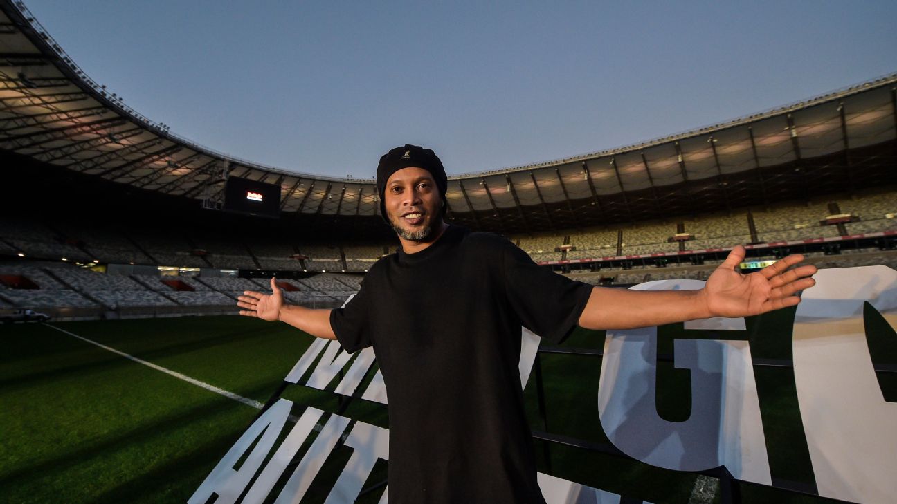 Rolê aleatório? Ronaldinho joga ping-pong com Sheiks e ganha